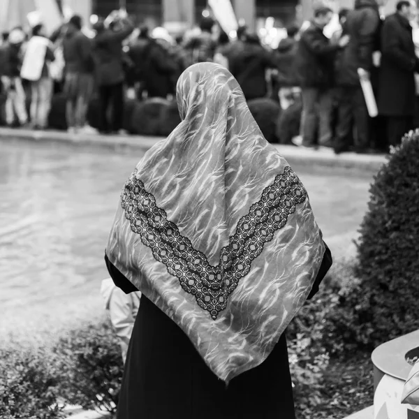 Muslim Community demonstrating against terrorism in Milan, Italy — Stockfoto