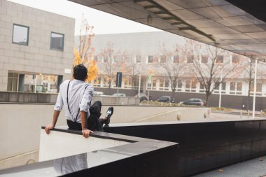 Hint yakışıklı bir kentsel bağlamda poz