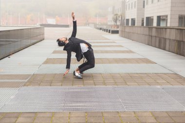 Hint yakışıklı bir kentsel bağlamda müzik dinlemek