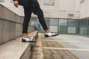 Hint yakışıklı bir kentsel bağlamda poz