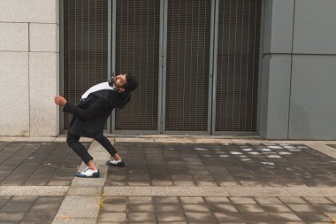 Hint yakışıklı bir kentsel bağlamda poz