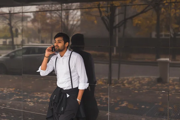 Bello indiano che parla al telefono — Foto Stock