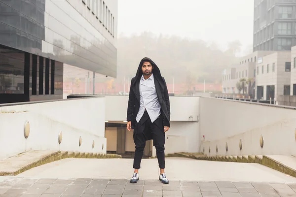 Handsome Indian man posing in an urban context — Stock Photo, Image