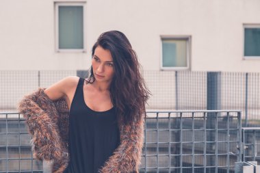 Güzel kız bir kentsel bağlamda poz