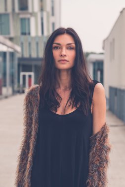 Güzel kız bir kentsel bağlamda poz