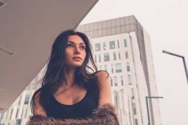 Güzel kız bir kentsel bağlamda poz