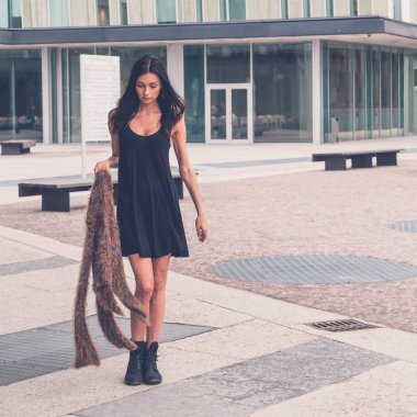 Güzel kız bir kentsel bağlamda poz