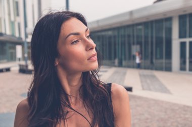 Güzel kız bir kentsel bağlamda poz