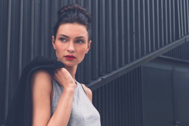 Güzel kız bir kentsel bağlamda poz