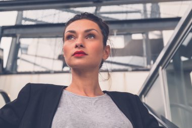 Güzel kız bir yürüyen merdiven üzerinde poz