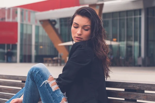 Beautiful girl posing on a bench — Stock Photo, Image