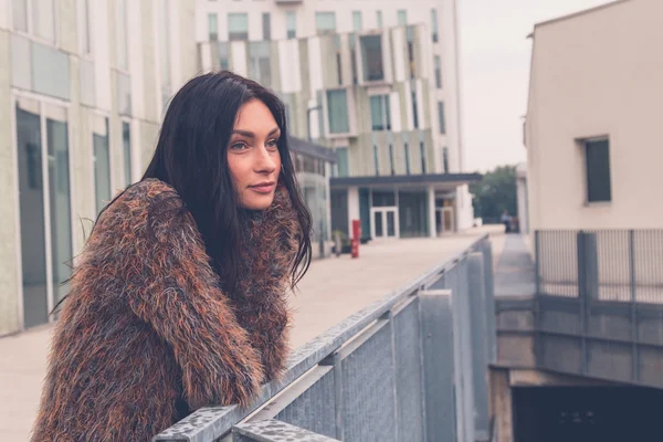 Bella ragazza in posa in un contesto urbano — Foto Stock