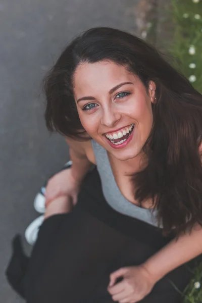 Belle fille courbée assise dans l'herbe — Photo