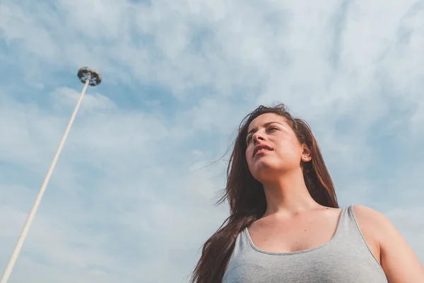 Krásné křivky dívka pózuje v městském kontextu — Stock fotografie