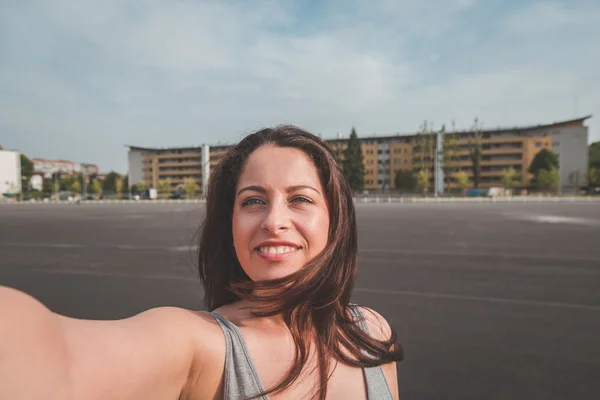 Beautiful curvy girl taking a selfie — Stock Photo, Image