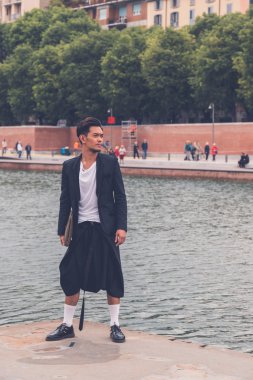 Yakışıklı Asya model tarafından yapay bir havza poz
