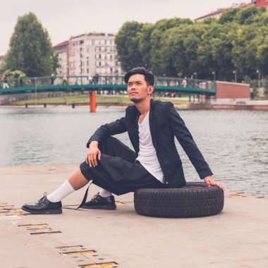 Yakışıklı Asya model tarafından yapay bir havza poz