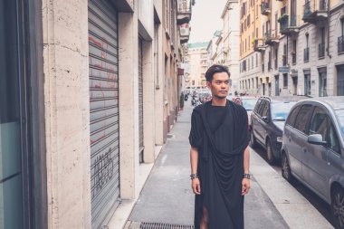 Yakışıklı Asya model şehir sokaklarını poz