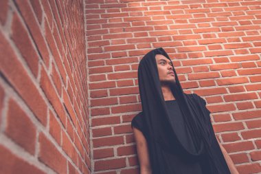 Yakışıklı Asya model şehir sokaklarını poz