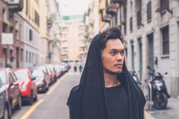 Hermoso modelo asiático posando en las calles de la ciudad — Foto de Stock