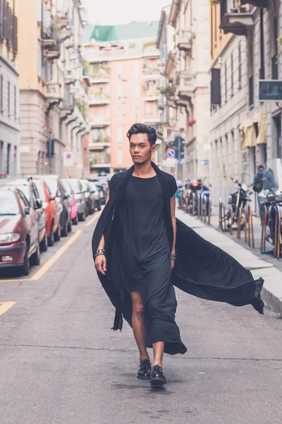 Vackra asiatiska modell poserar på stadens gator — Stockfoto