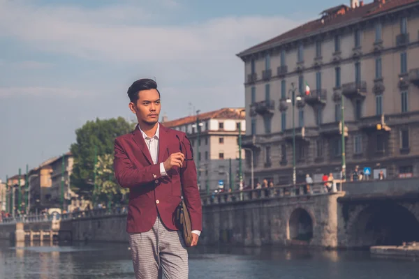 Hermoso modelo asiático posando en una cuenca artificial — Foto de Stock