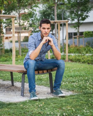 Yakışıklı delikanlı bir şehir parkında poz