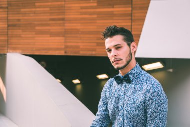 Yakışıklı delikanlı şehir sokaklarını poz