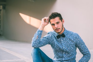 Yakışıklı delikanlı şehir sokaklarını poz