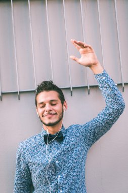 Yakışıklı delikanlı şehir sokaklarda müzik dinlemek