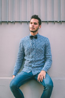 Yakışıklı delikanlı şehir sokaklarda müzik dinlemek