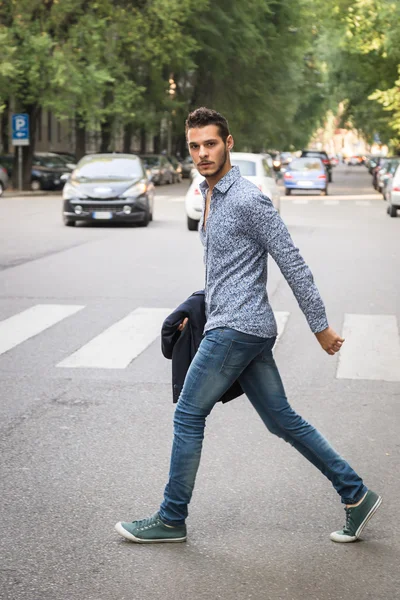 Joven hombre guapo cruzando la calle — Foto de Stock