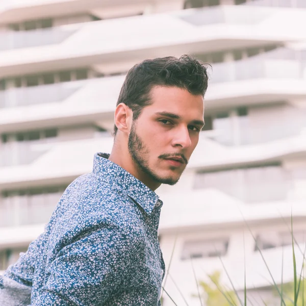 Young handsome man posing in the city streets — Stock Photo, Image