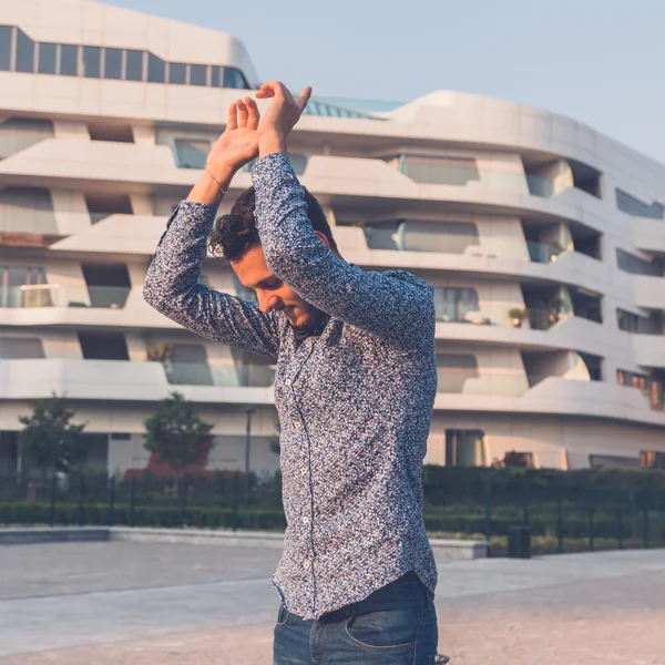 Jovem bonito homem posando nas ruas da cidade — Fotografia de Stock