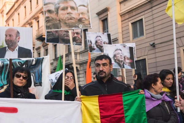 Manifestants kurdes protestant contre le gouvernement turc à Mil — Photo