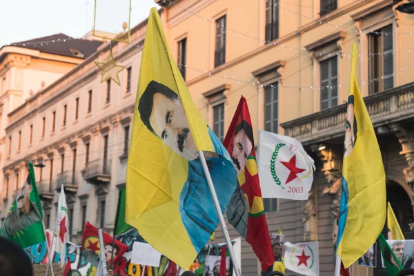 Manifestanti curdi protestano contro il governo turco a Mil — Foto Stock