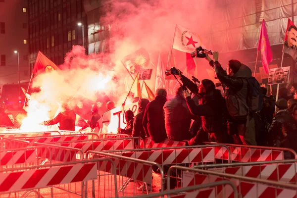 Kurdish demonstrators protesting in front of the Turkish Consu — Stok fotoğraf