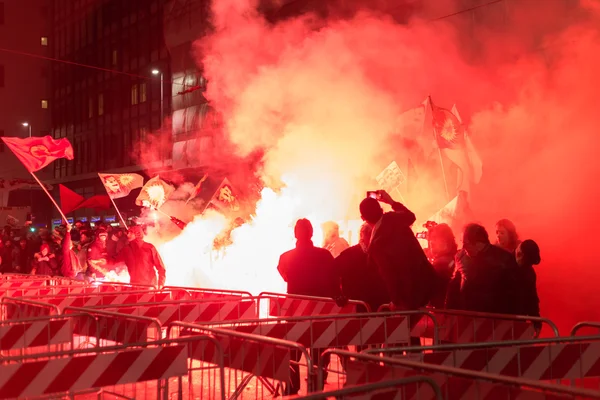 Kurdish demonstrators protesting in front of the Turkish Consu — ストック写真