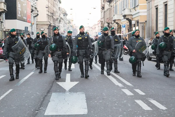 Riot police following Kurdish demonstrators in Milan, Italy — Stock fotografie