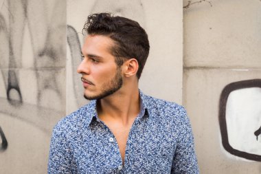 Yakışıklı delikanlı şehir sokaklarını poz