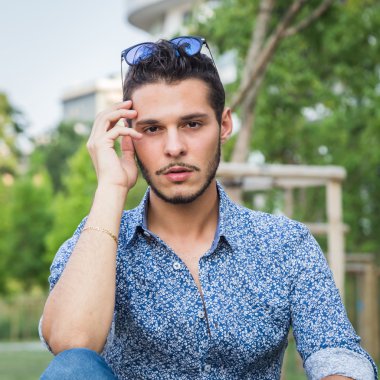 Yakışıklı delikanlı bir şehir parkında poz