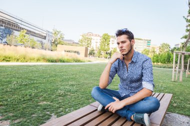 Yakışıklı delikanlı bir şehir parkında poz