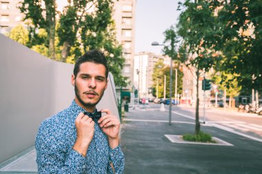 Yakışıklı delikanlı şehir sokaklarını poz