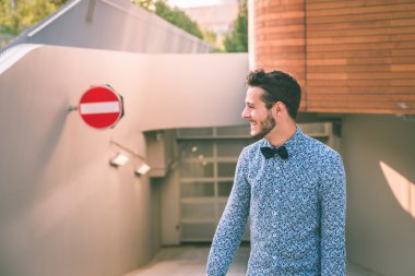 Yakışıklı delikanlı şehir sokaklarını poz