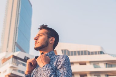 Yakışıklı delikanlı şehir sokaklarını poz