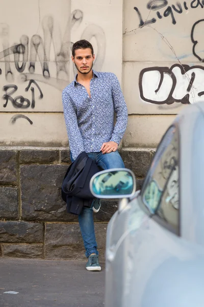 Joven hombre guapo posando en las calles de la ciudad —  Fotos de Stock