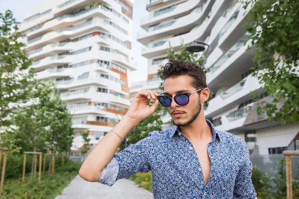 Joven hombre guapo posando en las calles de la ciudad — Foto de Stock