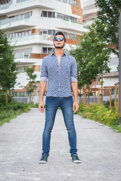 Jovem bonito homem posando nas ruas da cidade — Fotografia de Stock