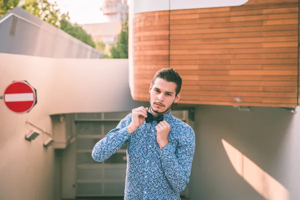 Jovem bonito homem posando nas ruas da cidade — Fotografia de Stock