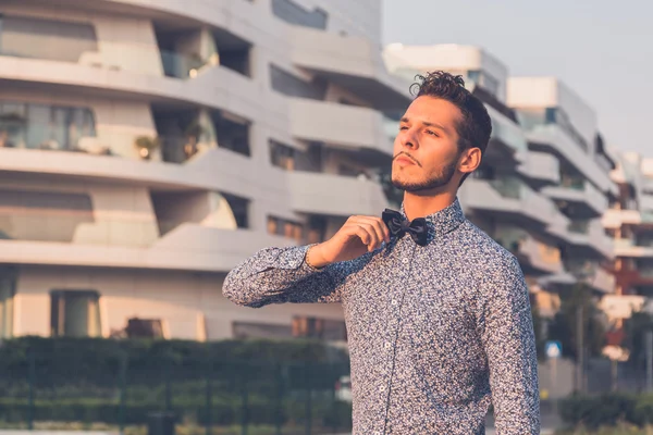 Young handsome man posing in the city streets — Stock Photo, Image